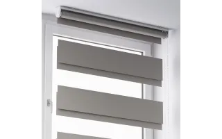 Freihängende Tag- und Nacht-Vorhänge an Wand und Decke